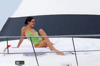 Kendall Jenner feet photo thumbnail