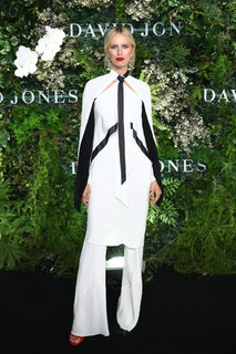 Karolina Kurkova feet photo thumbnail