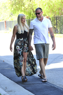 Tori Spelling feet photo thumbnail