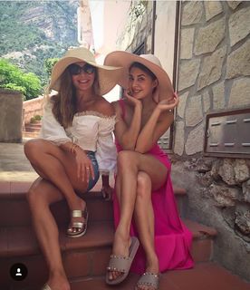 Jacqueline Fernandez feet photo thumbnail