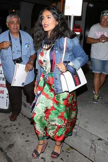 Salma Hayek feet photo thumbnail
