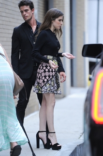 Anna Kendrick feet photo thumbnail