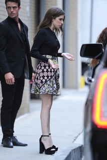 Anna Kendrick feet photo thumbnail