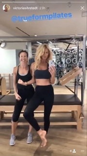 Victoria Silvstedt feet photo thumbnail