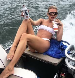 AnnaLynne McCord feet photo thumbnail