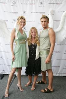 Tara Lipinski feet photo thumbnail