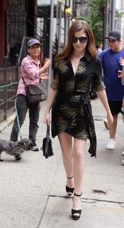 Anna Kendrick feet photo thumbnail