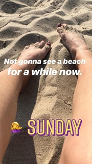 Elizabeth Banks feet photo thumbnail