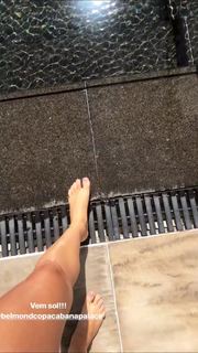 Isis Valverde feet photo thumbnail