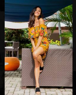 Isis Valverde feet photo thumbnail
