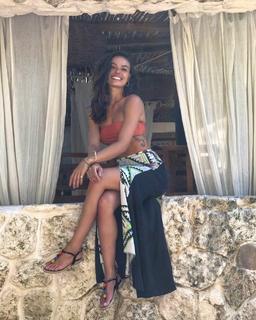 Isis Valverde feet photo thumbnail