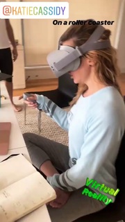 Katie Cassidy feet photo thumbnail