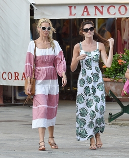 Claudia Schiffer feet photo thumbnail