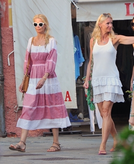 Claudia Schiffer feet photo thumbnail