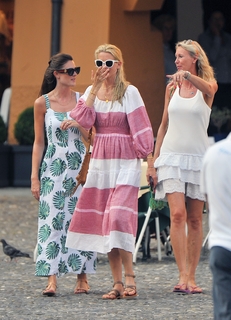 Claudia Schiffer feet photo thumbnail