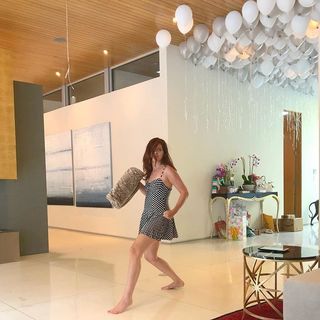 Debra Messing feet photo thumbnail
