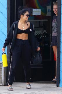 Vanessa Hudgens feet photo thumbnail