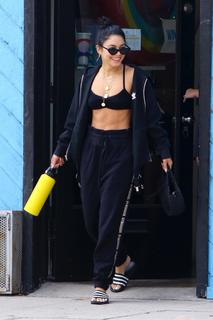 Vanessa Hudgens feet photo thumbnail