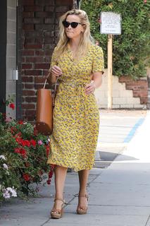 Reese Witherspoon feet photo thumbnail