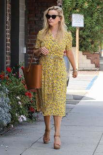 Reese Witherspoon feet photo thumbnail