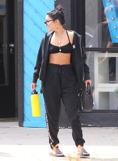 Vanessa Hudgens feet photo thumbnail
