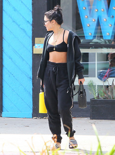Vanessa Hudgens feet photo thumbnail