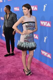 Anna Kendrick feet photo thumbnail
