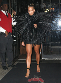 Rita Ora feet photo thumbnail