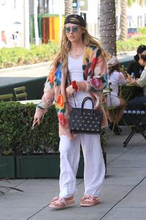 Kathryn Newton feet photo thumbnail