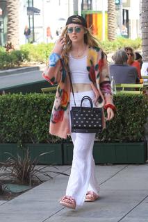 Kathryn Newton feet photo thumbnail