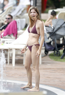 Selma Blair feet photo thumbnail