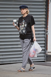 Diane Kruger feet photo thumbnail