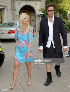 Tori Spelling feet photo thumbnail