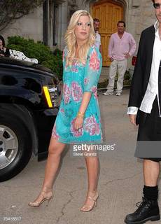 Tori Spelling feet photo thumbnail