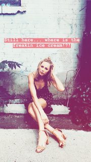 Laura Vandervoort feet photo thumbnail