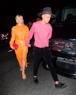 Ashlee Simpson feet photo thumbnail