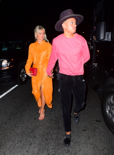 Ashlee Simpson feet photo thumbnail