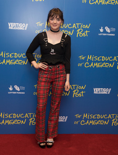 Maisie Williams feet photo thumbnail