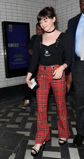 Maisie Williams feet photo thumbnail