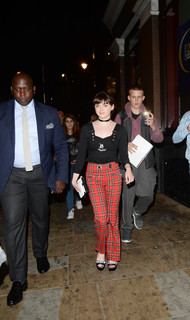 Maisie Williams feet photo thumbnail