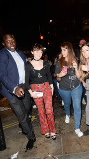 Maisie Williams feet photo thumbnail