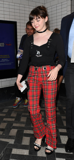Maisie Williams feet photo thumbnail