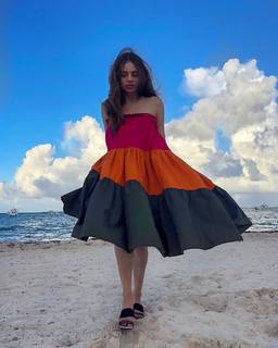 Xenia Tchoumitcheva feet photo thumbnail