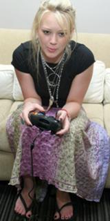 Hilary Duff feet photo thumbnail