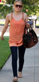 Hilary Duff feet photo thumbnail