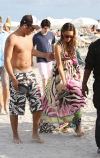 Jessica Alba feet photo thumbnail