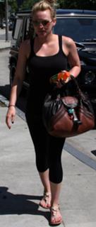 Hilary Duff feet photo thumbnail