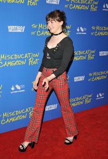 Maisie Williams feet photo thumbnail
