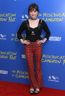 Maisie Williams feet photo thumbnail
