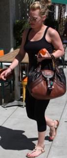 Hilary Duff feet photo thumbnail